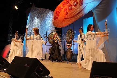 Satya dance, plesna skupina in Mojca Malek Morya, igralka gongov