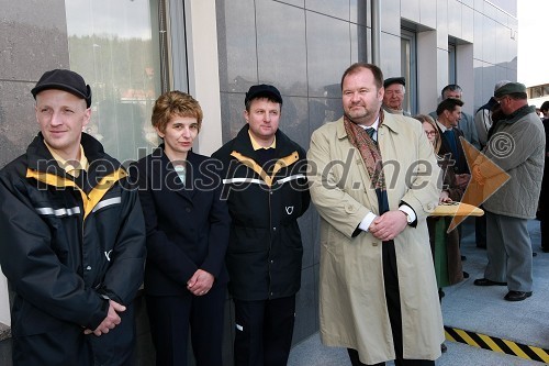 Aleš Novak, pismonoša, Antonija Bradač, upravnica pošte v Višnji Gori, Bogdan Čoš, pismonoša in Aleš Hauc, generalni direktor Pošte Slovenije