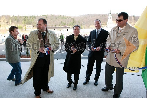 Aleš Hauc, generalni direktor Pošte Slovenije, Jernej Lampret, župan Občine Ivančna Gorica in Milan Pušljar, prodajalec lokala, Dušan Strnad, podžupan Občine Ivančna Gorica