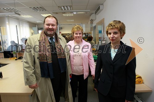 Aleš Hauc, generalni direktor Pošte Slovenije, Andreja Kastelic, namestnica upravnice pošte v Višnji Gori in Antonija Bradač, upravnica pošte v Višnji Gori