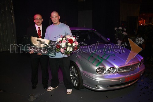 Gregor Jeza, predsednik uprave Hit Šentilj d.d. in Boštjan Doberšek, dobitnik prve nagrade- Jaguarja X-Type