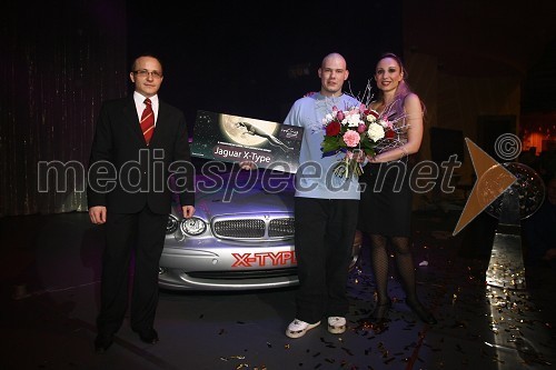 Gregor Jeza, predsednik uprave Hit Šentilj d.d., Boštjan Doberšek, dobitnik prve nagrade- Jaguarja X-Type in Tina Gorenjak, pevka in igralka