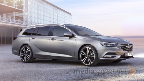 Nova Opel Insignia Sports Tourer: tudi karavanska različica že v prodajnih salonih