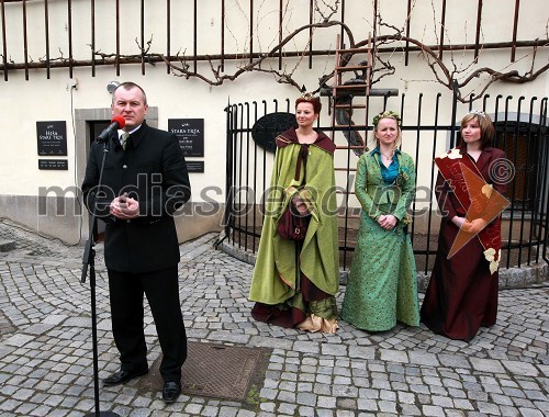 Franc Kangler, župan Maribora, Svetlana Širec, Vinska kraljica Slovenije 2008, Majda Dreisiebner, mariborska vinska kraljica in Jasmina Macarol, Kraljica Terana 2007