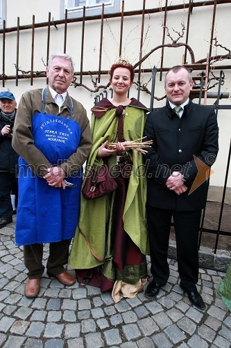 Mag. Tone Zafošnik, mestni viničar, Svetlana Širec, Vinska kraljica Slovenije 2008 in Franc Kangler, župan Maribora