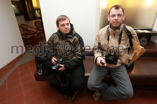 Fotografa Tadej Regent (Delo) in Sašo Bizjak (Večer)