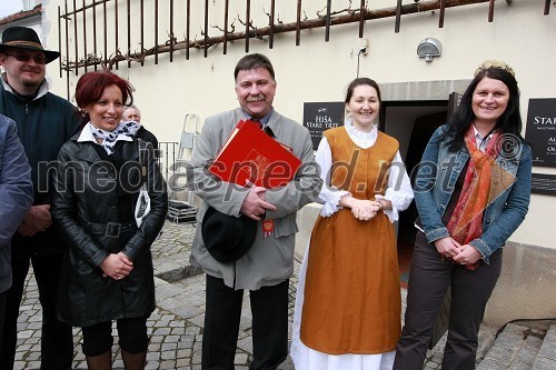 ..., Marjan Kardinar, župan občine Dobrovnik, Petra Camplin, prekmurska vinska kraljica in Marinka Zadravec, vinska kraljica Prekmurja v letih 2007 - 2008