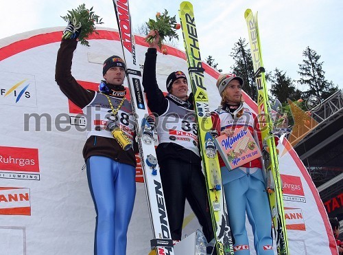 Janne Ahonen, finski smučarski skakalec, Gregor Schlirenzauer, avstrijskih smučarski skakalec in zmagovalec tekme in Björn Einar Romören, norveški smučarski skakalec