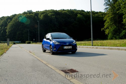 Toyota Yaris 1.5 HSD e-CVT BiTone Blue