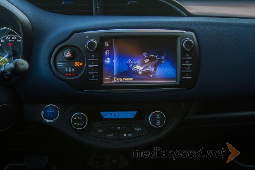 Toyota Yaris 1.5 HSD e-CVT BiTone Blue, na zaslonu lahko spremljamo delovanje pogonskega sklopa
