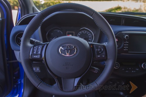 Toyota Yaris 1.5 HSD e-CVT BiTone Blue, volanski obroč je dovolj mesnat