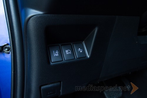Toyota Yaris 1.5 HSD e-CVT BiTone Blue, manj vidni gumbi 