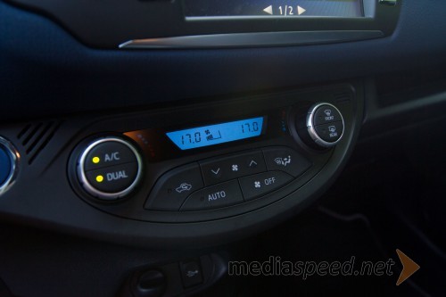 Toyota Yaris 1.5 HSD e-CVT BiTone Blue, dvopodročna samodejna klimatska naprava