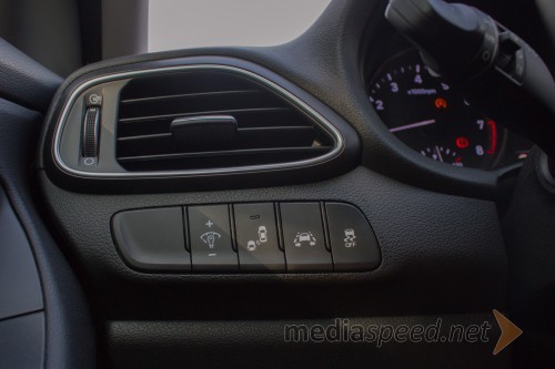 Hyundai i30 1.4 TGDI Impression, manj pregledno območje levo od volana