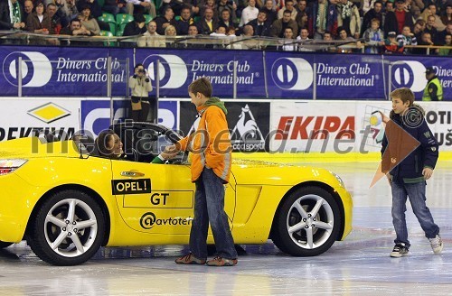 Tadeja Ternar, Miss Slovenije, je med tretjinama podelila letno karto za tekme HDD ZM Olimpija v sezoni 2008/2009