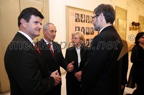 Mag. Blaž Kavčič, predsednik Državnega sveta RS, Rudi Moge, poslanec v DZ in predsednik Odbora za podelitev Glazerjevih nagrad s soprogo Alojzijo Moge-Čas, odvetnico in dr. Ivan Rozman, rektor Univerze v Mariboru