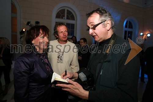 Manca Košir, publicistka s spremljevalcem Mikom in Vito Tofaj, fotograf in novinar