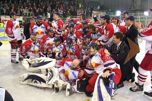 Veselje hokejistov Red Bull Salzburga ob zmagi v Ligi Ebel