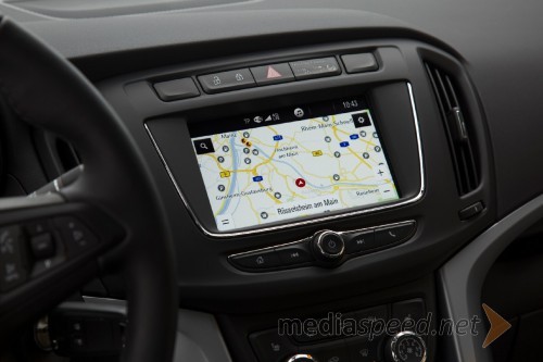 Opel Zafira: odlično povezan kompaktni enoprostorec z novim informacijsko-razvedrilnim sistemom IntelliLink Navi 4.0