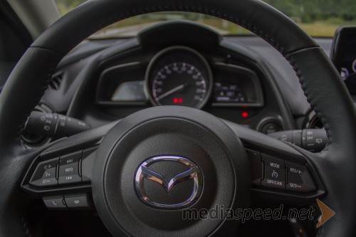 Mazda2 G75 Takumi, velik merilnik vrtljajev je v osredju 