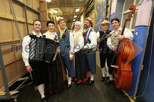 Ansambel Ano ur'co al' pej dvej: Igor Zobin, Marta Fabriš, Igor Košuta, Sara Jeblašček, Boris Košuta, Tulio Možina in Peter Kuk