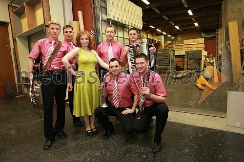 Ansambel Sicer: Janko Kokalj, Ernest Skok, Katarina Galič, Primož Stele, Simon Cerar, Grega Burnik in Matej Dornik (oba spodaj)