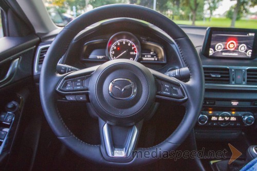 Mazda3 G120 Revolution, primerno zadebeljen volanski obroč