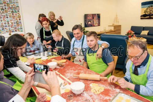 Borut Pahor peče božično pecivo za otroke 2017