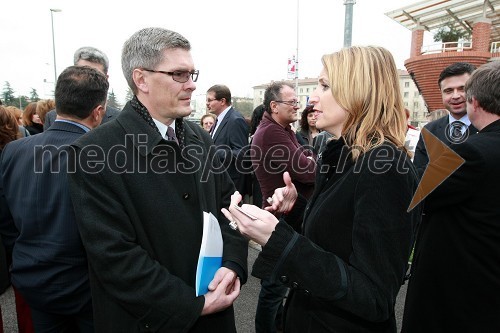 Pavel Gentilini Komel, pomočnik direktorice za severno Primorsko in direktor trženja ČZD Primorske Novice in Urška Hrovat, komercialistka Deželne banke Slovenije d.d.