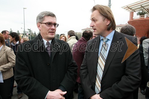 Pavel Gentilini Komel, pomočnik direktorice za severno Primorsko in direktor trženja ČZD Primorske Novice in Stanko Gaberc, izvršni direktor Področja poslovne mreže Deželne banke Slovenije d.d.