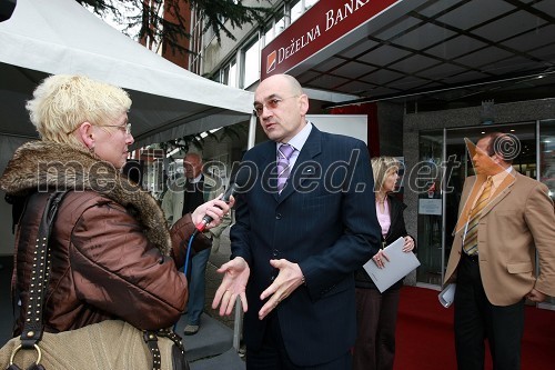 Sanja Eržen Sanja, novinarka TV Primorka in dr. Draško Veselinovič, predsednik uprave Deželne banke Slovenije d.d.