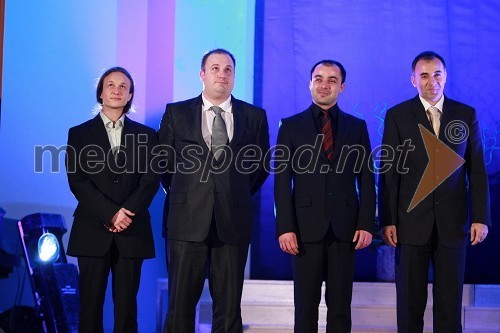 Klemen Bračko, violinist, Aleš Praznik, harmonikar, Matjaž Brežnik, kitarist, Marjan Šeško, kontrabasist, vsi člani Kvarteta Akord in dobitniki bronastega celjskega grba