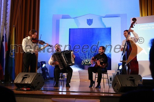 Klemen Bračko, violinist, Aleš Praznik, harmonikar, Matjaž Brežnik, kitarist, Marjan Šeško, kontrabasist, vsi člani Kvarteta Akord in dobitniki bronastega celjskega grba