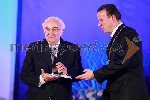 Jožef Bučar, mestni svetnik Mestne občine Celje, častni predsednik Zveze društev upokojencev Slovenije in dobitnik zlatega celjskega grba in Bojan Šrot, župan Mestne občine Celje