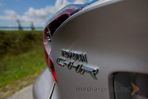 Toyota C-HR 1.8 HSD Premium & Toyota C-HR 1.2 Turbo C-ULT, primerjalni test