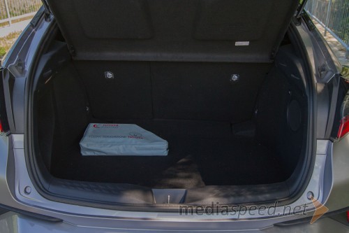 Toyota C-HR 1.8 HSD Premium, 377 litrov prtljažnika