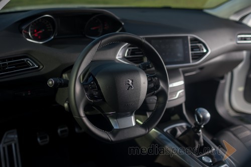 Peugeot  308 SW 1.6 BlueHDi 120 Allure, volan je precej pomaknjen k vozniku