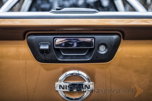 Nissan Navara NP300 DC 2.3 dCi 4x4 Tekna Premium, vzvratna kamera je nepogrešljiva pri tej dolžini avta