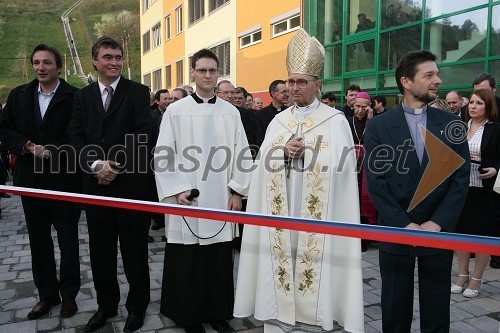 Emanuel Čerček, vodja Službe za investicije ministrstva za šolstvo in šport, dr. Milan Zver, minister za šolstvo in šport, ministrant, dr. Franc Kramberger, mariborski nadškof in metropolit in dr. Ivan Štuhec, direktor Zavoda Antona Martina Slomška