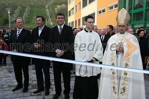 Ivan Zidar, predsednik uprave SCT, Emanuel Čerček, vodja Službe za investicije ministrstva za šolstvo in šport, dr. Milan Zver, minister za šolstvo in šport, ministrant in dr. Franc Kramberger, mariborski nadškof in metropolit