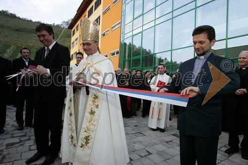 Dr. Milan Zver, minister za šolstvo in šport, dr. Franc Kramberger, mariborski nadškof in metropolit in dr. Ivan Štuhec, direktor Zavoda Antona Martina Slomška