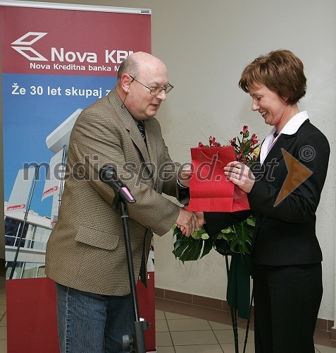 Janez Pušnik, dolgoletni komitent Nove KBM in Leonida Kasjak, vodja poslovalnice Nove KBM Lovrenc na Pohorju