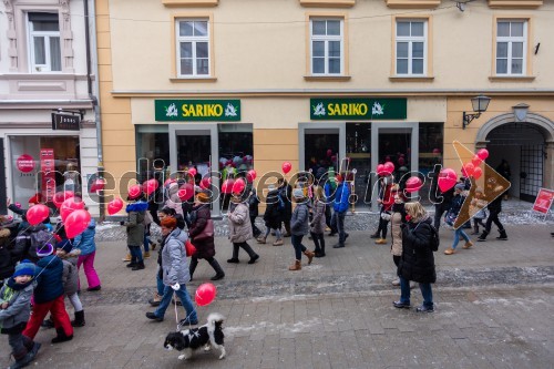 Pohod z rdečimi baloni