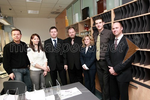 Zaposleni v enoti Pošte Slovenije v Europarku z Igorjem Mariničem, namestnik direktorja Pošte Slovenije in Alešom Haucem, generalni direktor Pošte Slovenije (v sredini)