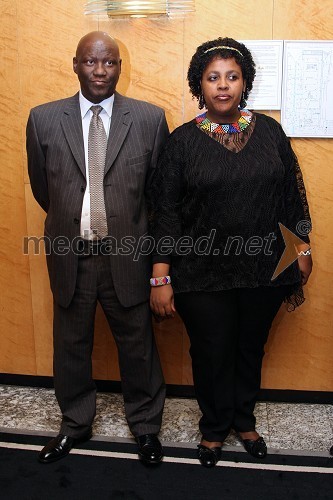 Leslie Mabangambi Gumbi, veleposlanik Južnoafriške republike z ženo