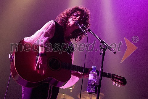 Katie Melua, pevka med nastopom