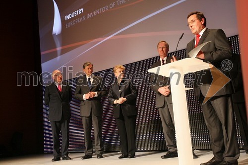 Günter Verheugen, podpredsednik Evropske komisije, dr. Danilo Türk, predsednik Republike Slovenije, Alison Brimelow, predsednica Evropskega patentnega urada, Norbert Enning in Heinrich Timm, dobitnika priznanja v kategoriji Industija (Industry)