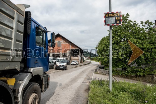 Prikazovalnik hitrosti »Vi vozite« opozarja voznike na lokalni cesti v Gostečah v Občini Škofja Loka