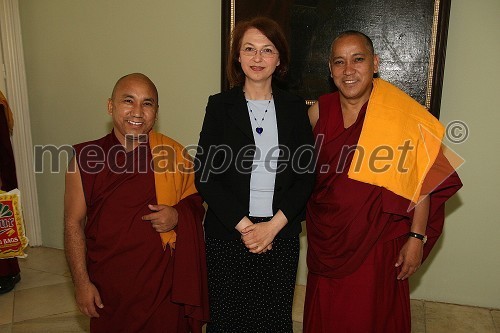 Mirjana Koren, direktorica Pokrajinskega muzeja Maribor in tibetanska meniha