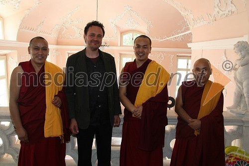 Dragan Potočnik, predsednik popotniškega društva Vagant in organizator prireditve in tibetanski menihi